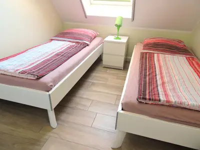 Schlafzimmer mit zwei Einzelbetten