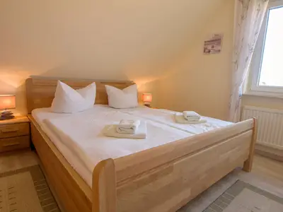 Schlafzimmer mit Doppelbett