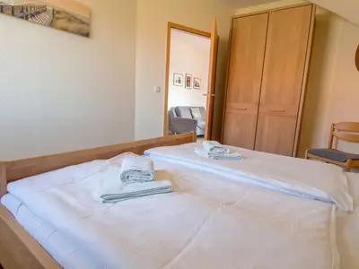 Schlafzimmer mit Doppelbett