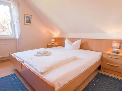 Schlafzimmer mit Doppelbett