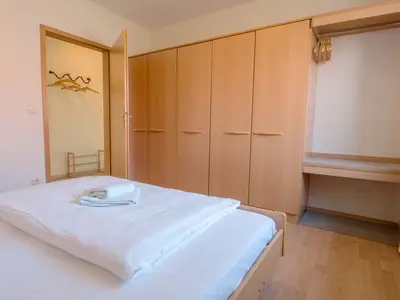 Schlafzimmer mit Doppelbett