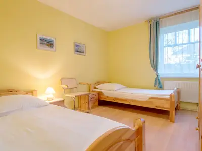 Schlafzimmer mit zwei Einzelbetten