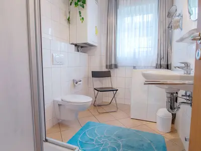 Badezimmer mit Dusche