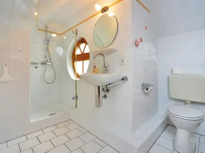 Badezimmer mit Dusche