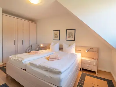 Schlafzimmer mit Doppelbett