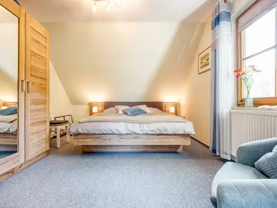 Schlafzimmer mit Doppelbett