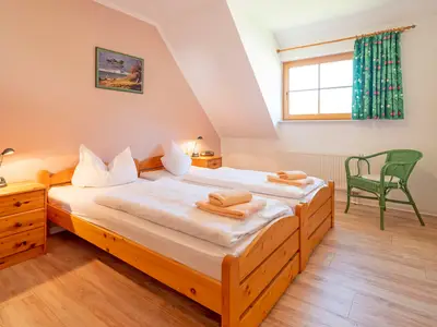Schlafzimmer mit Doppelbett