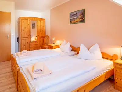 Schlafzimmer mit Doppelbett