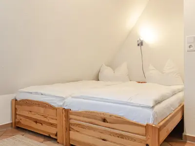 Schlafzimmer mit zwei Einzelbetten