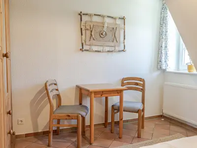 Tisch und Stühle