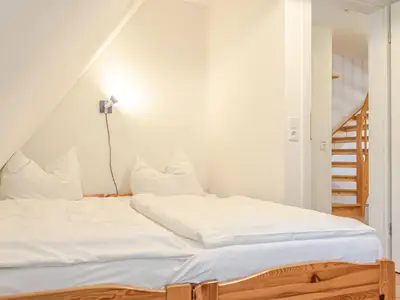 Schlafzimmer mit zwei Einzelbetten