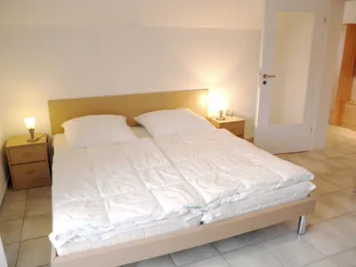 Schlafzimmer mit Doppelbett