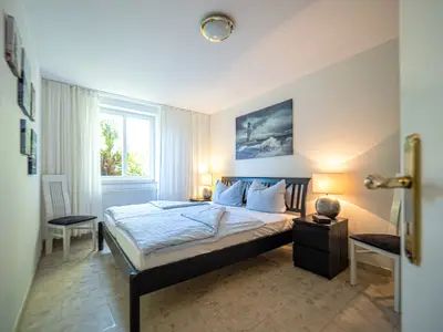 Schlafzimmer mit Doppelbett