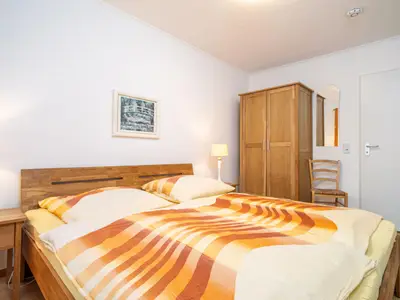 1. Schlafzimmer mit Doppelbett und Kleiderschrank