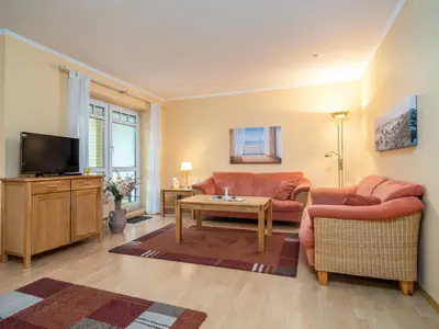 Wohnbereich mit Sofa und TV