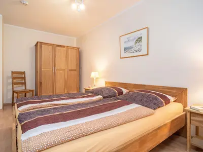Schlafzimmer mit Doppelbett