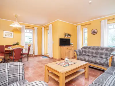 Wohnzimmer mit Sitzecke und TV