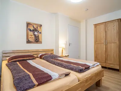 1. Schlafzimmer mit Doppelbett und Kleiderschrank