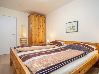 2. Schlafzimmer mit Doppelbett und Kleiderschrank