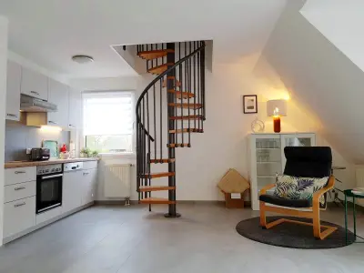 offene Küchenzeile und Treppe ins Obergeschoss