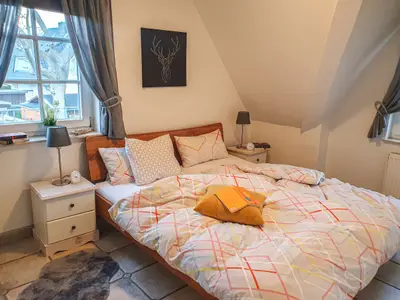 Schlafzimmer mit Doppelbett in der 1. Etage