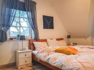 Schlafzimmer mit Doppelbett in der 1. Etage