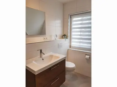 Badezimmer mit WC und Waschbecken