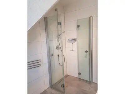 Badezimmer mit ebenerdiger Dusche