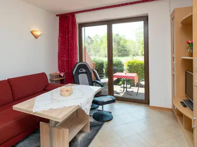 Wohnbereich mit Sofa und TV