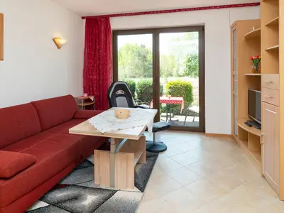Wohnbereich mit Sofa und TV