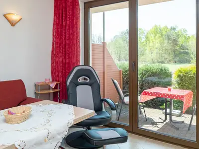 Wohnbereich mit Sofa und Blick zur Terrasse