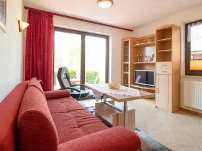 Wohnbereich mit Sofa und TV