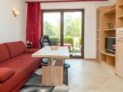 Wohnbereich mit Sofa und TV