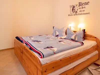Schlafzimmer mit Doppelbett