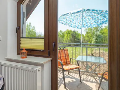 Blick vom Wohnzimmer auf den Balkon