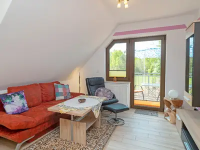 Wohnbereich mit Sofa und Balkon