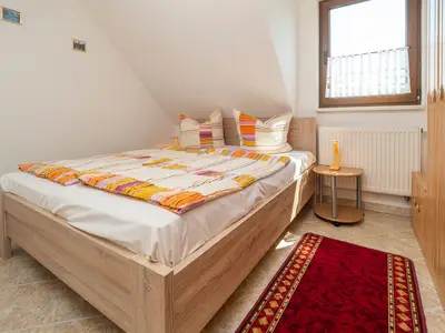 Schlafzimmer mit Doppelbett