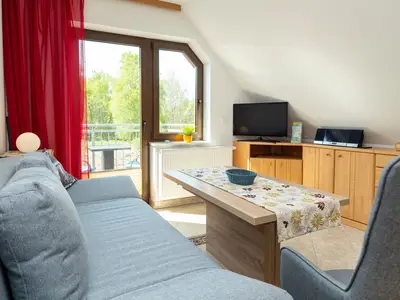 Wohnzimmer mit Sofa und TV