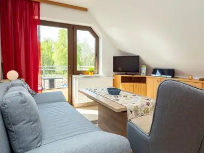 Wohnzimmer mit Sofa und TV