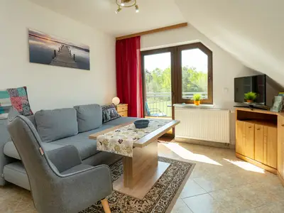 Wohnzimmer mit Sofa und TV