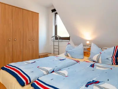 Schlafzimmer mit Doppelbett und Kleiderschrank