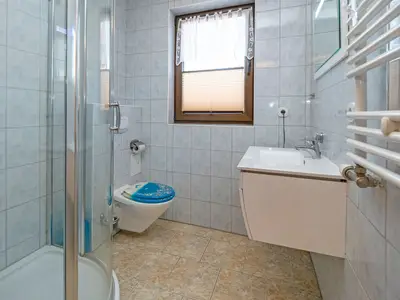 Badezimmer mit Dusche