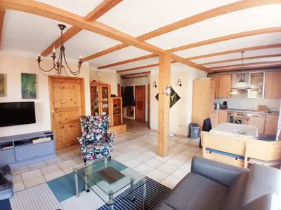Helles Wohnzimmer mit Küche und Essbereich