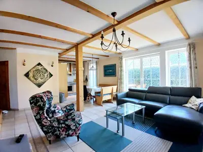 Wohnzimmer mit offener Küche