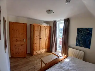 Kleiderschrank im Schlafzimmer