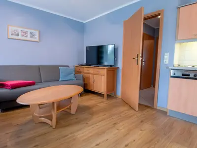 Wohnbereich mit Sofa und TV