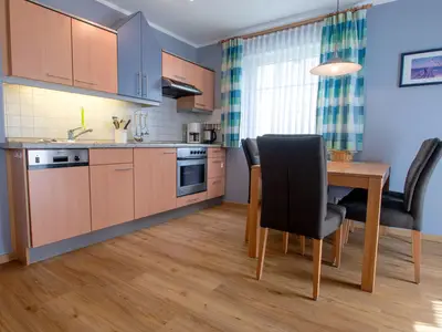 offene Küchenzeile mit Essbereich