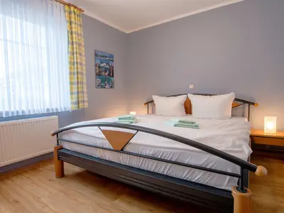 Schlafzimmer mit Doppelbett