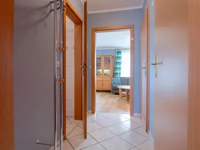 Flur mit Blick ins Wohnzimmer