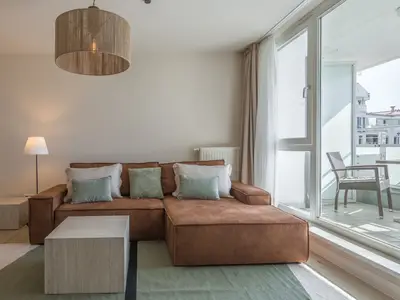 Ferienwohnung Küstenglück in Zingst Blick auf die Ledercouch im Wohnzimmer